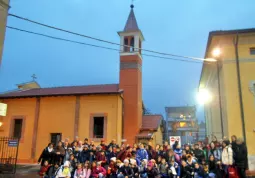 Il gruppo dei buschesi davanti alla chiesa ricostruita dopo il terremoto, anche garzie agli aiuti provenienti da Busca